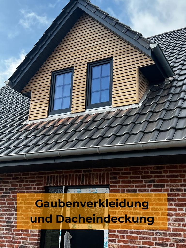 Eine Nahaufnahme einer modernisierten Gaube mit horizontaler Holzverkleidung, zwei dunkel eingerahmten Sprossenfenstern und einer dunklen Ziegel-Dacheindeckung, über einem Klinkerstein-Erdgeschoss mit einem Banner-Text, der "Gaubenverkleidung und Dacheindeckung" lautet.