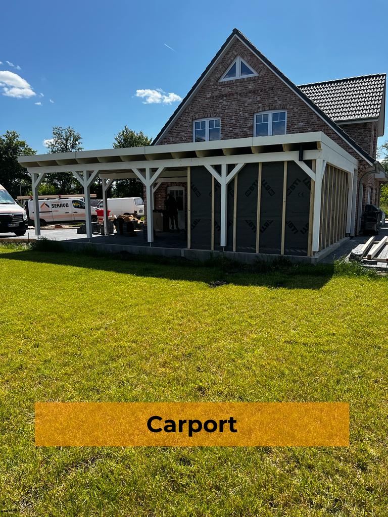 Ein neu errichteter Carport-Anbau mit weißen Holzrahmen und einer teilweise mit schwarzer Dampfsperre (mit sichtbaren Logos) verkleideten Wand, an einem zweistöckigen Backsteinhaus an einem sonnigen Tag. Eine grüne Rasenfläche ist davor. Im Hintergrund sind zwei weiße Vans geparkt, einer mit der Aufschrift 'SEKAVO'. Unten befindet sich ein orangefarbener Balken mit dem Text 'Carport'.