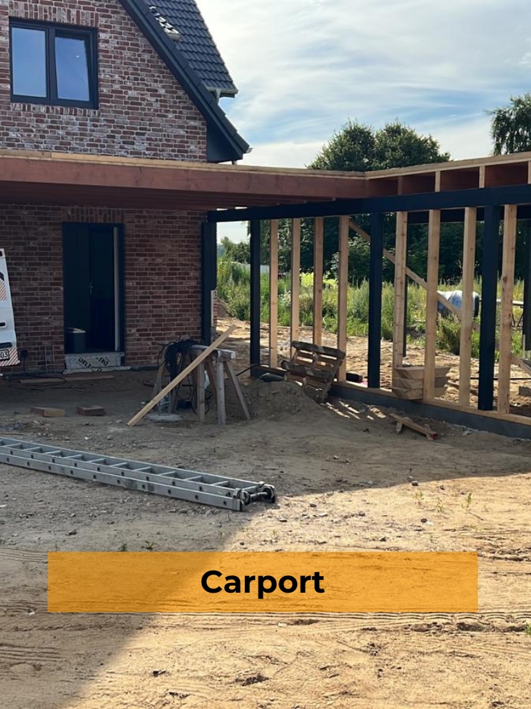 Eine Baustelle für einen Carport im Rohbau mit Holz- und Stahlträgerkonstruktion, angebaut an ein rotes Klinkerhaus, im Vordergrund ein sandiger Boden mit einer Aluleiter und ein orangefarbenes Banner mit dem Text "Carport".